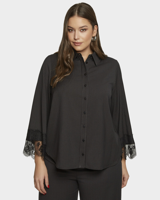 Рубашка в тонкую полоску с романтичной кружевной отделкой 19390₽