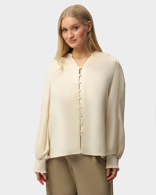 Блузка трапециевидного силуэта с кружевными вставками на рукавах