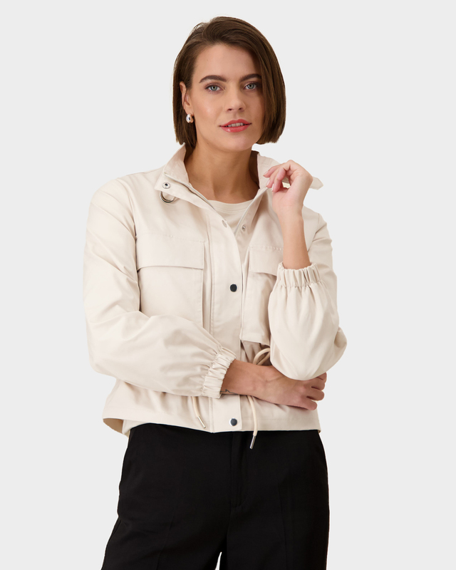 Ветровка с накладными карманами и воротником-стойкой