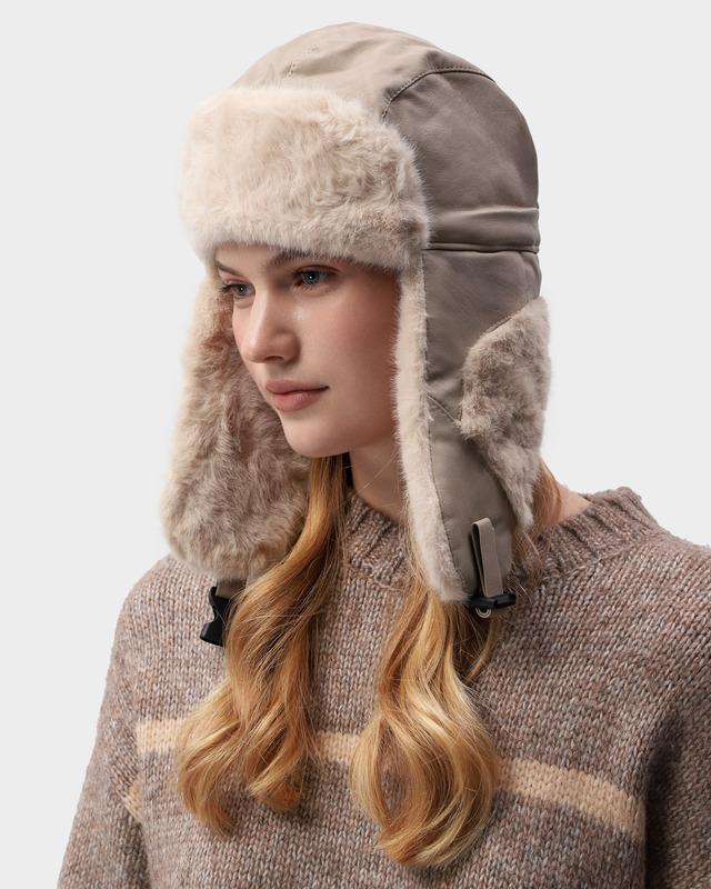 Женская шапка-ушанка с опушкой из искусственного меха
