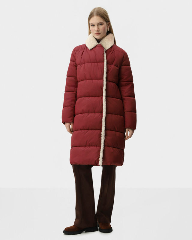 Двубортное стеганое пальто с отделкой из фактурного экомеха