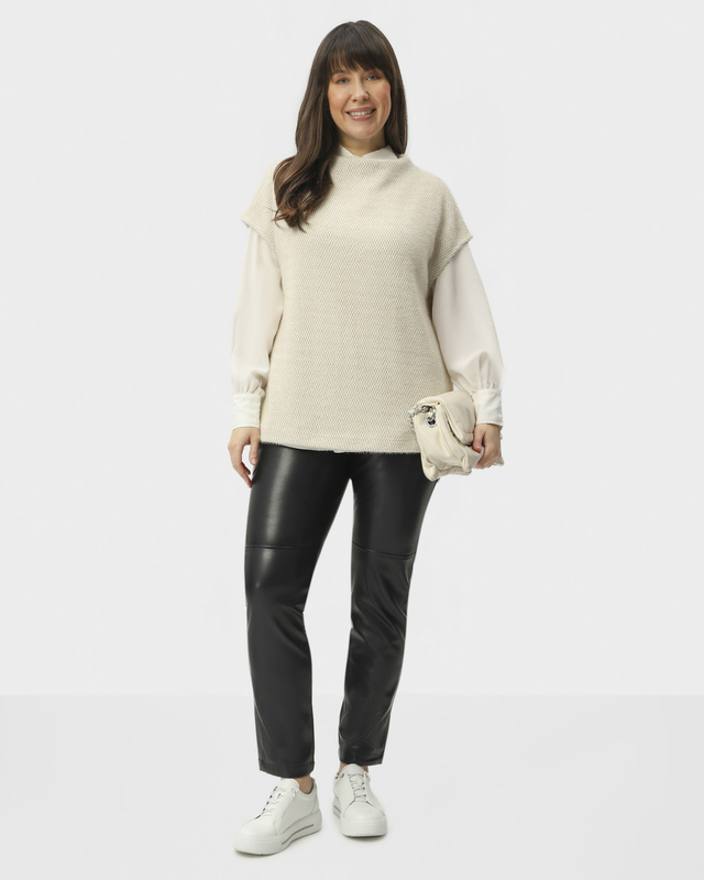 Зауженные брюки из экокожи с эластичным поясом