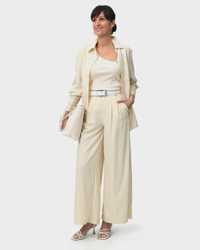 Широкие брюки в тонкую вертикальную полоску