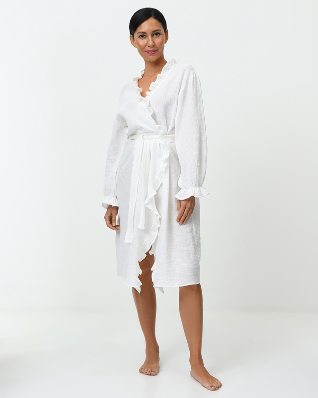 <html> <head></head> <body>  <ul>   <li>Резинка для волос в комплекте</li>   <li>Кокетливые воланы</li>   <li>Длинный пояс-лента</li>   <li>На запахе</li>  </ul>  <p><strong>Размер на модели: S<br />     Параметры модели: 87–69–92,5<br />     Рост: 175 см</strong></p>  <p>Халат от бренда Eva Cambru выполнен из фактурного хлопка, не нуждающегося в глажке. Халат классического кроя с кокетливыми воланами. Объемный рукав на запястье собирается на резинку. Изделие без застежки, завязывается на длинный пояс-ленту. В комплекте резинка для волос.</p>  <p>Если у вас остались вопросы, вы можете написать нам в Telegram:&nbsp;<a href="tel:8-967-111-7811">8-967-111-7811</a>.</p> </body></html>