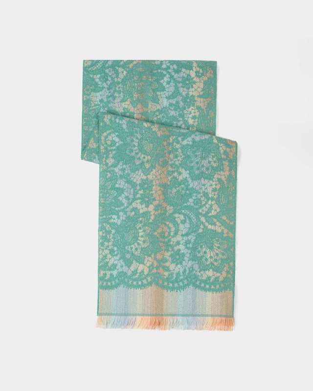 Шарф с ажурным узором и бахромой по краям