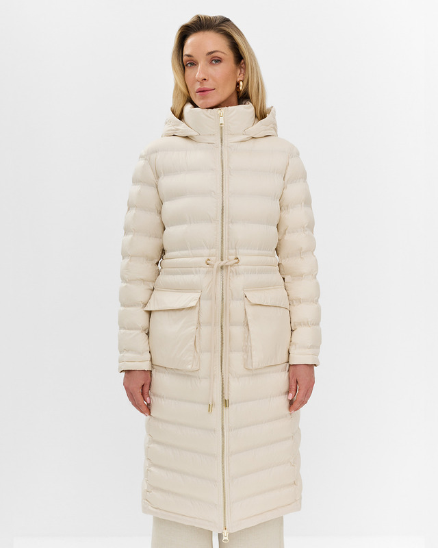 <html> <head></head> <body>  <ul>   <li>Съемный капюшон</li>   <li>Кулиска по талии</li>   <li>Накладные карманы</li>   <li>Воротник-стойка</li>   <li>Застежка на молнию</li>  </ul>  <p>Легкое пальто прямого силуэта от немецкого бренда Bulmer с горизонтальной стежкой. Прямой силуэт можно приталить кулисой. По бокам расположены накладные карманы из искусственной кожи с клапанами, есть боковой вход.</p>  <p>Если у вас остались вопросы, вы можете написать нам в Telegram:&nbsp;<a href="tel:8-967-111-7811">8-967-111-7811</a>.</p> </body></html>