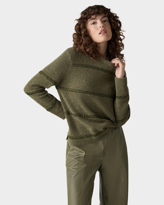 Пуловер с блестящими полосками и пришивными пайетками