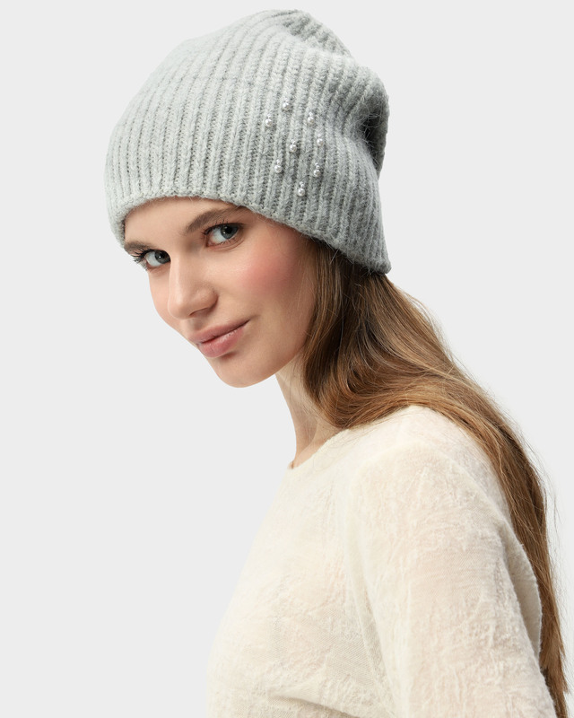 Шапка в рубчик с акцентным декором из бусин
