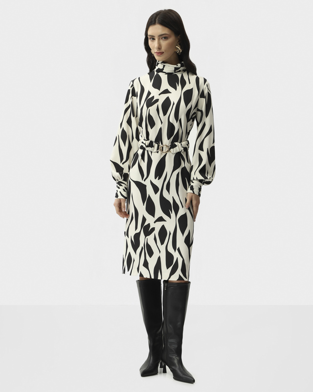 Платье А-силуэта с графическим принтом и акцентным поясом