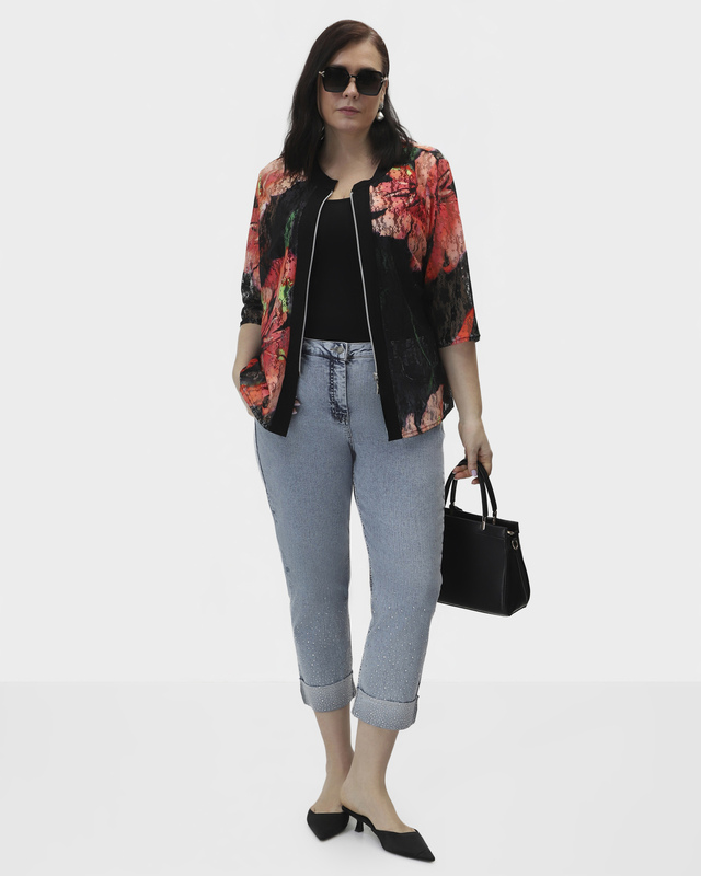 <html> <head></head> <body>  <ul>   <li>Хлопок и эластан</li>   <li>Декор металлическими термостразами</li>   <li>Декоративные потертости</li>   <li>Облегающий крой</li>  </ul>  <p>Джинсы с декором сияющими стразами по низу брючин и бахромой – идеальный выбор для эффектных образов на каждый день. Высокоэластичный материал, плотно прилегающий к коже, обеспечивает максимальный комфорт и оптимальную свободу движений. Модель, благодаря облегающему крою, визуально стройнит и создает красивый силуэт.&nbsp;</p>  <p><strong>Рекомендации по уходу</strong><br />    Деликатная стирка при температуре до 30&nbsp;°С<br />    Стирать отдельно<br />    Стирать, вывернув наизнанку<br />    После стирки придать форму, пока изделие влажное<br />    Отбеливание запрещено<br />    Разрешена барабанная сушка при низких температурах<br />    Гладить, вывернув наизнанку<br />    Разрешена щадящая химчистка перхлорэтиленом</p>  <p>Если у вас остались вопросы, вы можете написать нам в Telegram:&nbsp;<a href="https://t.me/ShoppingLive_9671117811_bot" target="_blank">8-967-111-7811</a>.</p> </body></html>