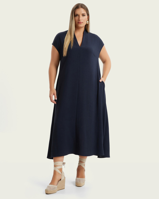 Платье из струящегося материала с боковыми прорезными карманами 13490₽