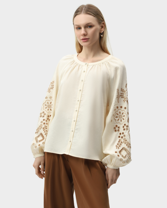 Блузка из смеси льна и вискозы с ажурной вышивкой на рукавах