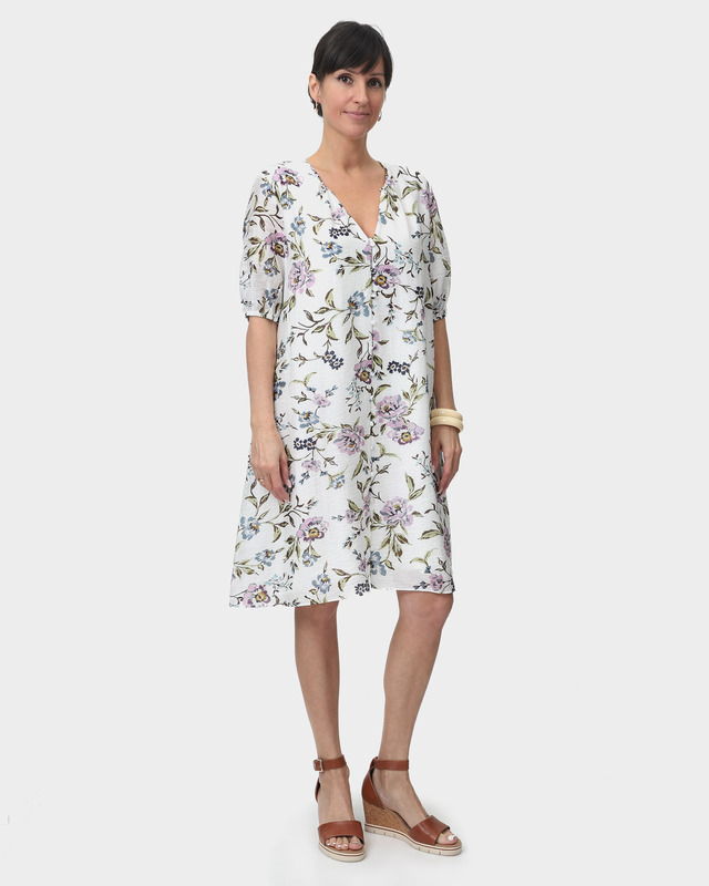 Короткое платье с нежным цветочным принтом