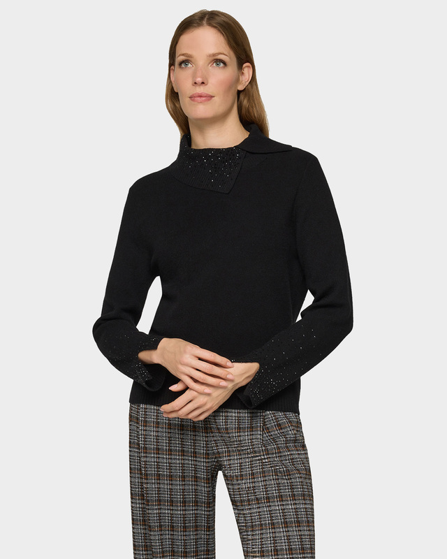 Пуловер с асимметричным воротником и декором стразами