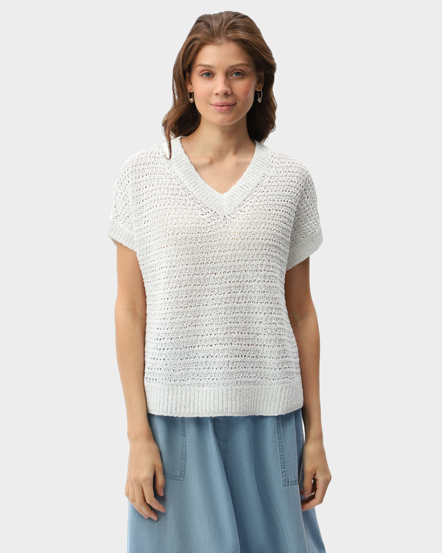 Объемный пуловер ажурной вязки