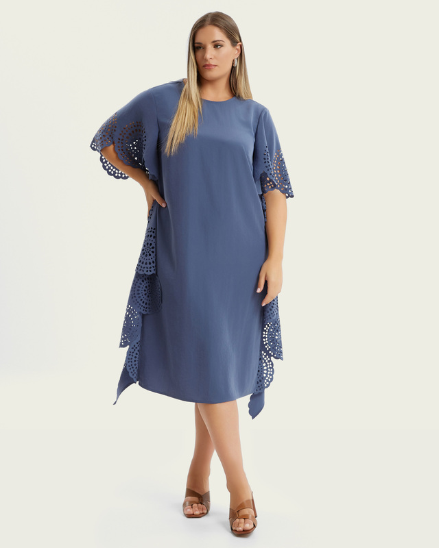 Платье с перфорированными вставками по бокам