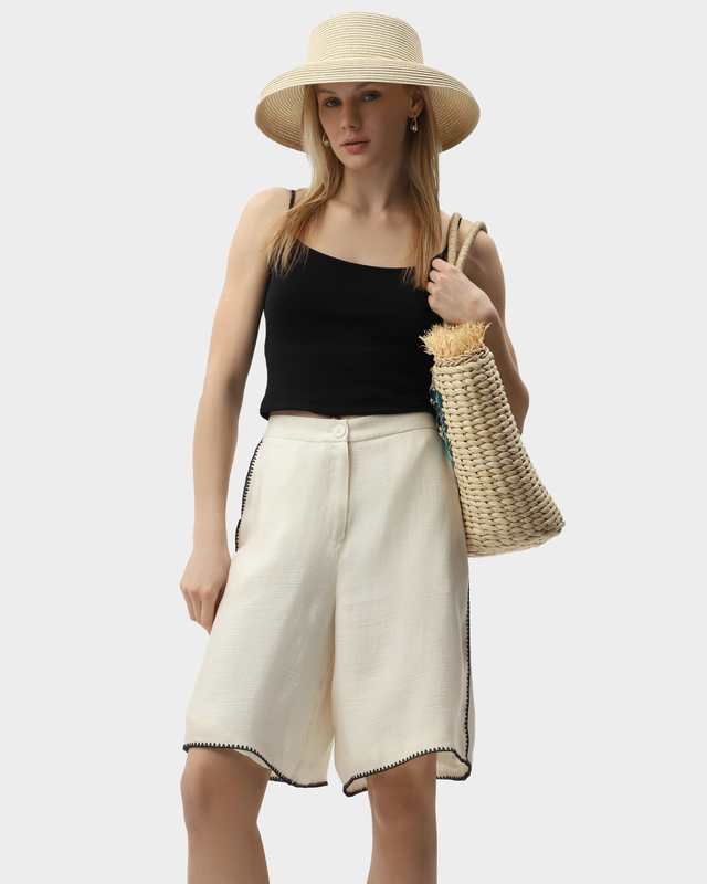 Широкие шорты с контрастными швами