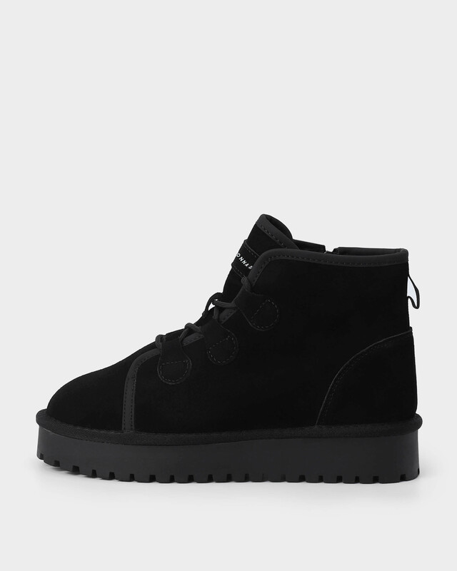 Утепленные ботинки из комбинации материалов с функциональным шнурком и петлей для удобного надевания