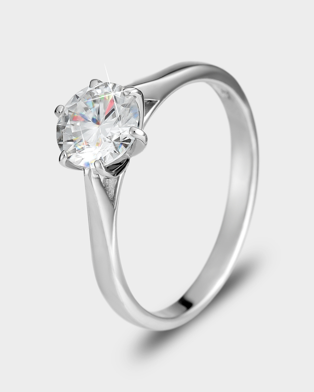 Серебряное кольцо с муассанитом