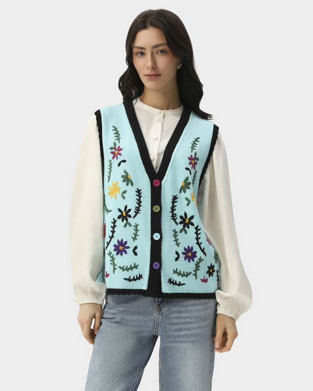 Жилет с цветочной вышивкой и разноцветными пуговицами