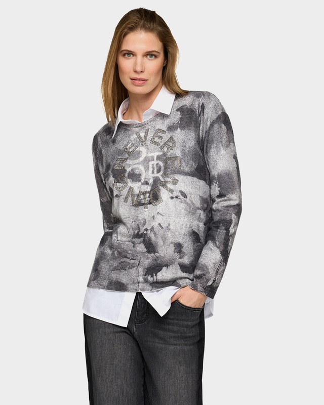 Пуловер с абстрактным принтом и стразами