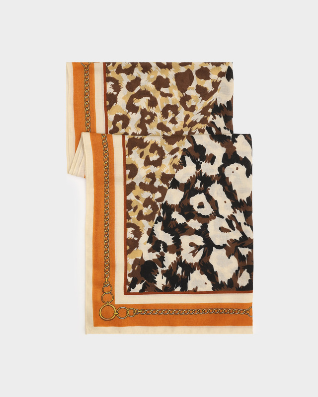 Палантин с акцентным принтом