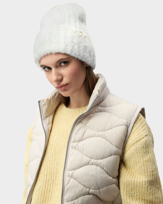 Пушистая шапка из буклированной пряжи