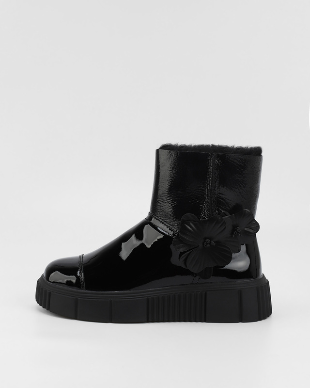 Утепленные ботинки из овчины и натуральной кожи на высокой рельефной подошве с декором-цветком