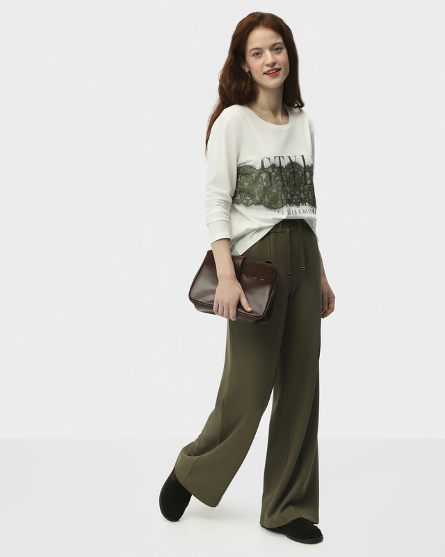 Брюки прямого кроя из скубы с застроченными складками