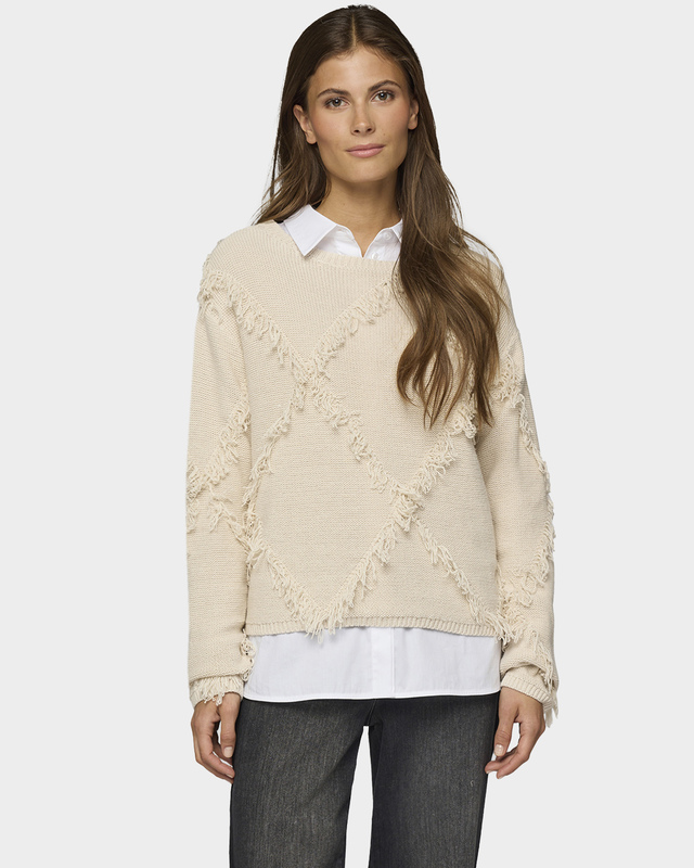 Трикотажный пуловер с ромбовидным фактурным узором и бахромой