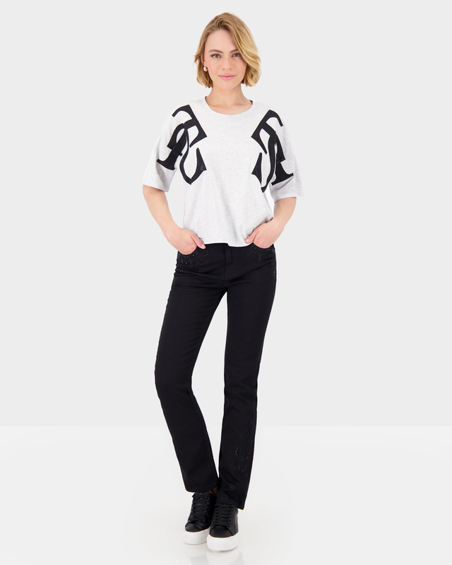 Джинсы прямого кроя с цветочной вышивкой и стразами в тон