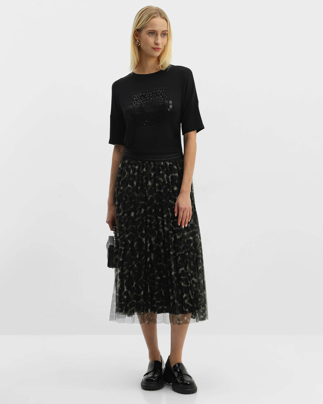 Плиссированная миди-юбка из сетки с анималистическим принтом и декоративной резинкой по поясу