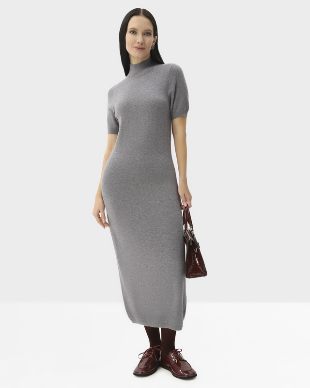 Трикотажное платье макси с воротником-стойкой