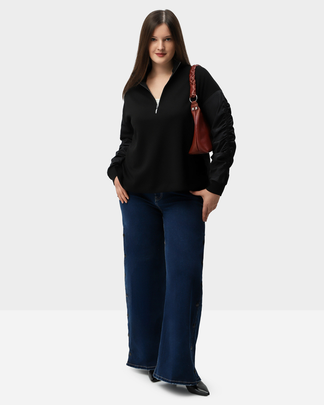 Широкие джинсы с боковыми разрезами на кнопках