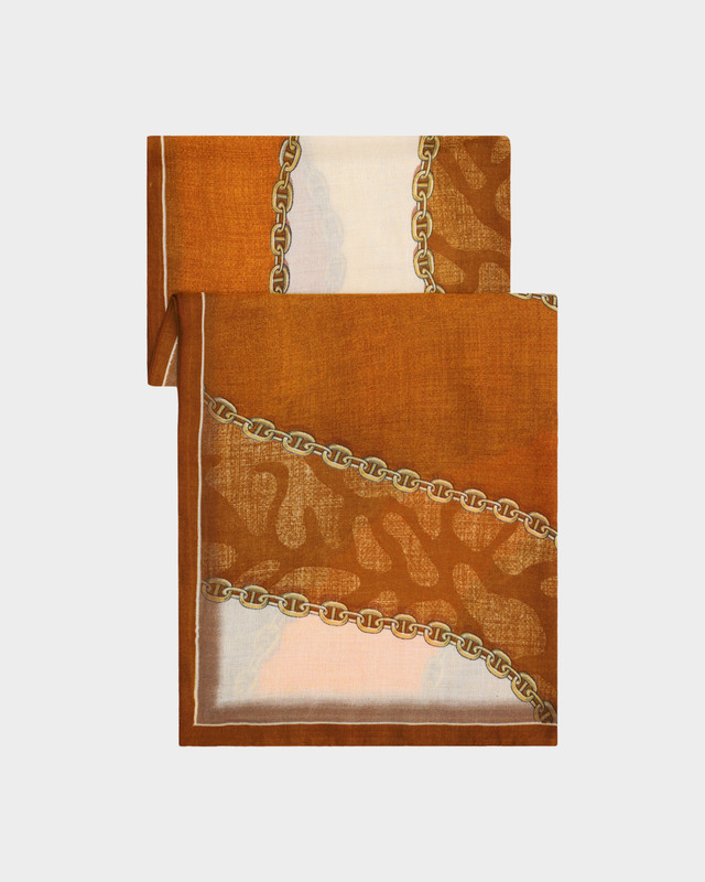 Палантин с акцентным принтом