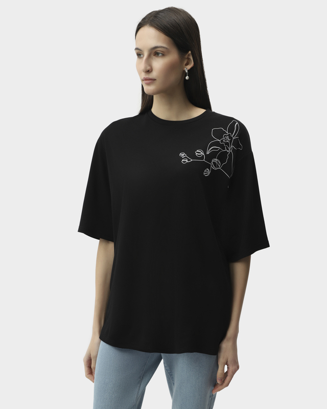 Футболка с контрастным цветочным принтом