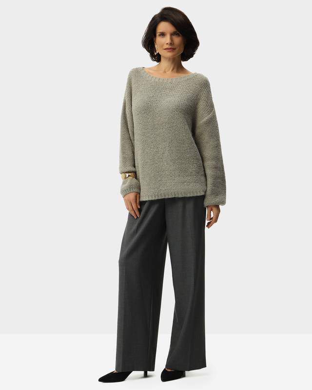 Брюки свободного кроя с защипами и боковыми карманами