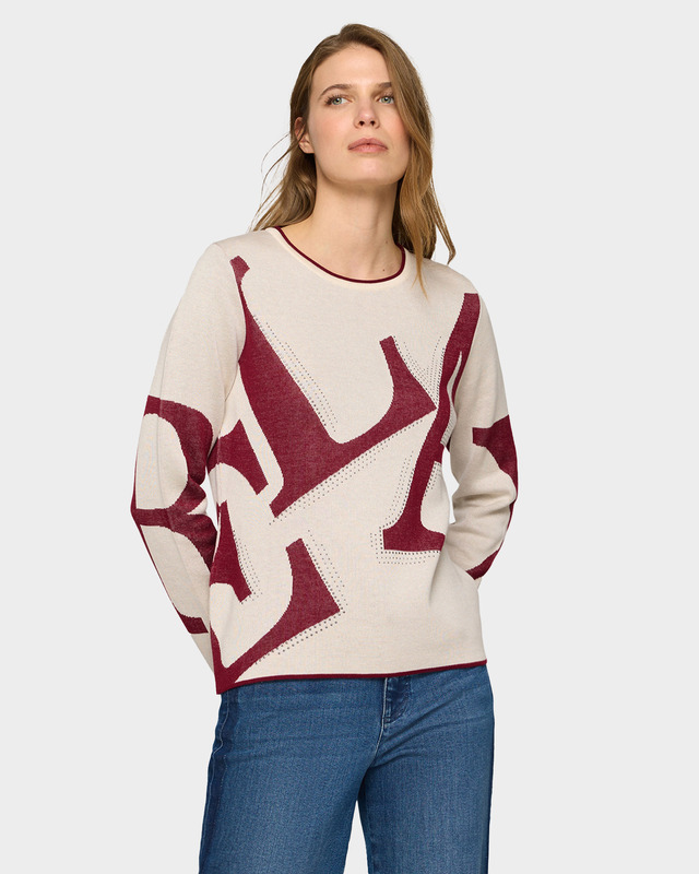 Пуловер с рисунком в виде крупных букв и декором стразами