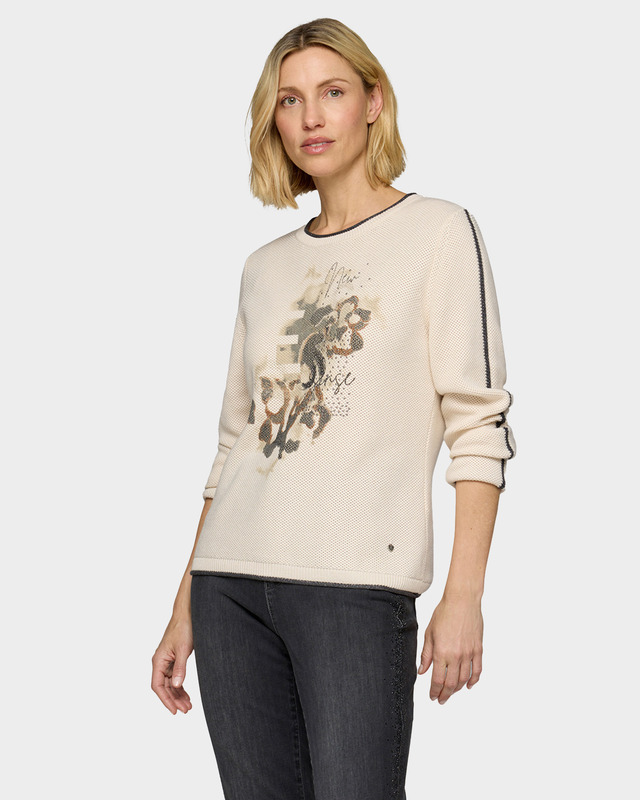 Пуловер фактурной вязки с принтом и стразами на полочке