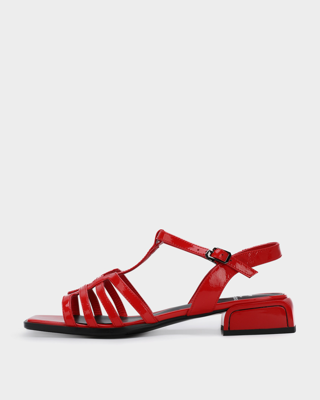 Босоножки из лаковой кожи с регулируемым ремешком