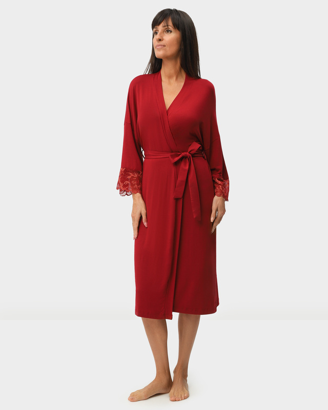 Халат из нежной вискозы с отделкой из кружева