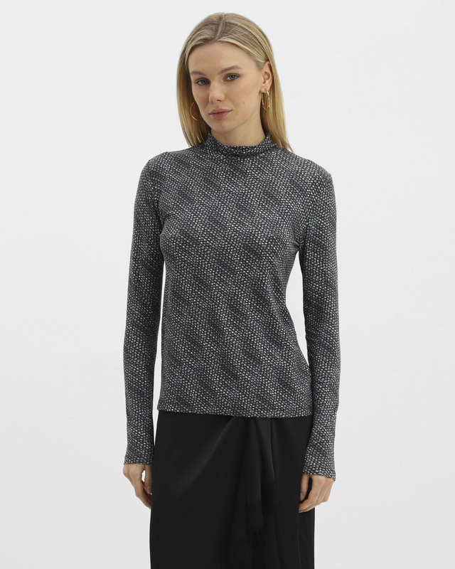 Водолазка из мягкой вискозы с эффектным принтом