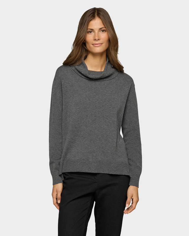 Пуловер из мягкого трикотажа со стразами на воротнике