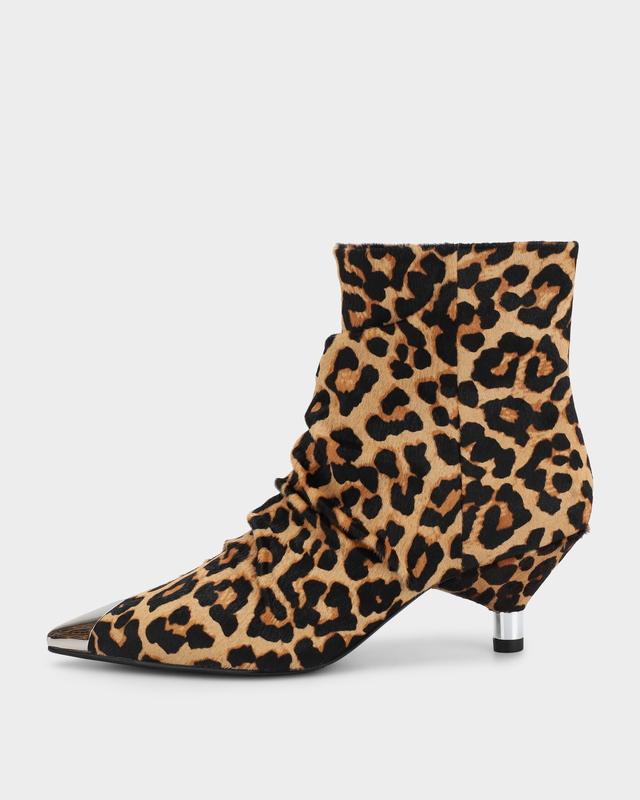 Ботильоны из натуральной кожи с металлической защитной деталью на носочной части