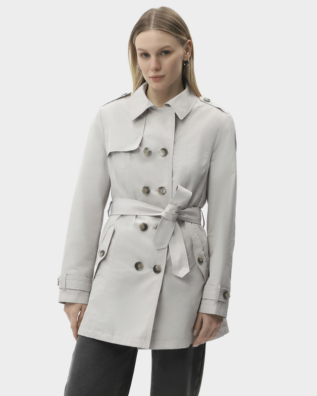 Двубортный плащ с отлетной кокеткой и поясом в комплекте