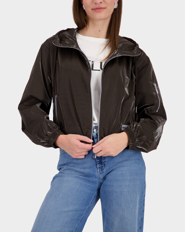 Куртка-ветровка из гладкого блестящего материала с капюшоном