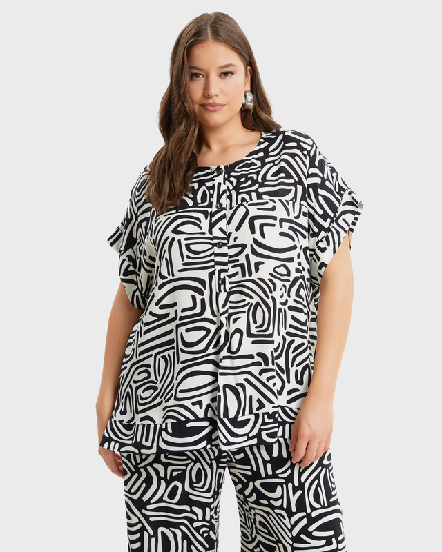 Блузка из вискозы с контрастным геометрическим принтом