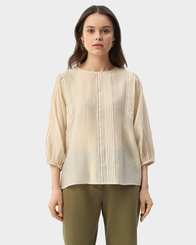 Блузка свободного кроя со вставками кружева