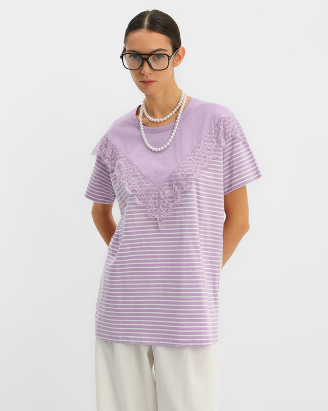 Блузка в полоску с кружевным декором