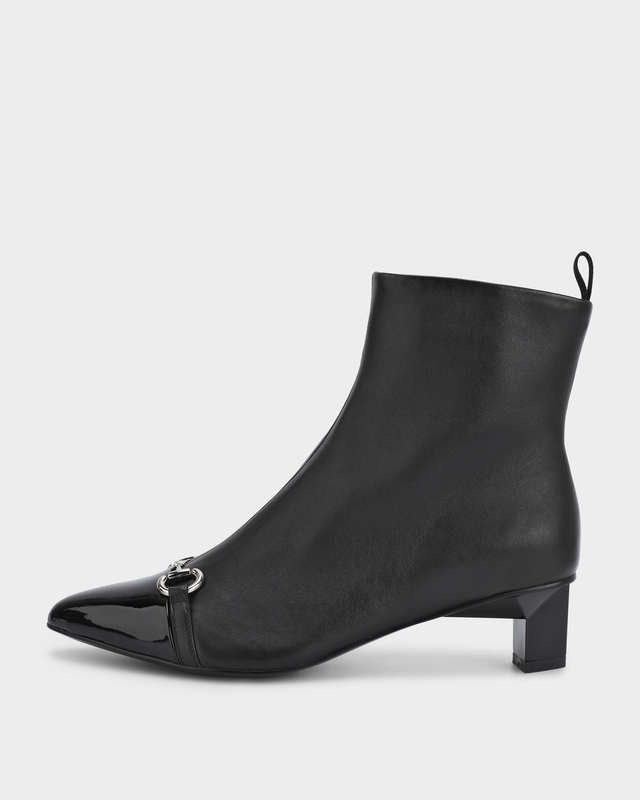 Ботильоны со вставками из лаковой кожи и декором в виде пряжки